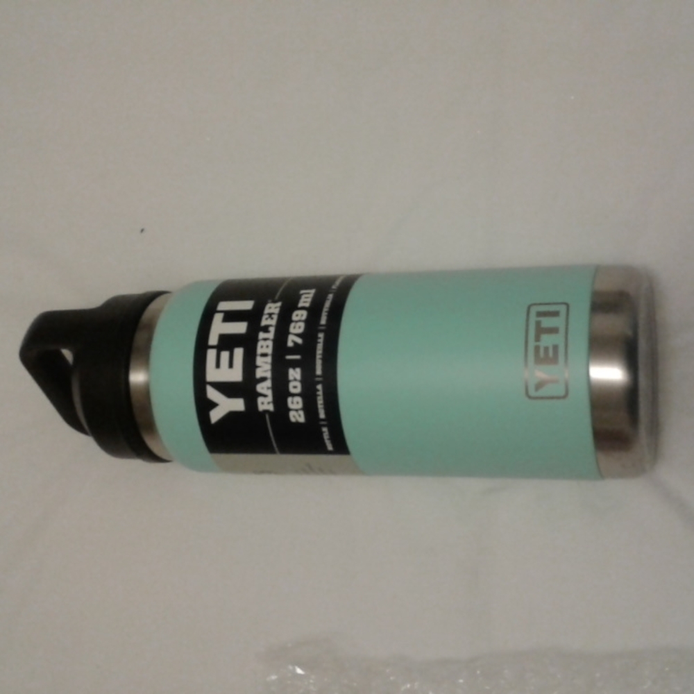 Yeti Rambler Chug Cap large water bottle 26oz 769ml seafoam green NWT & sticker